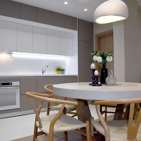 Elegant 2br & 2 Ensuite Baths, Near Metro